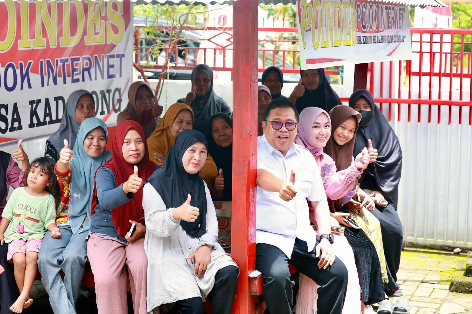 Antusiasme peserta sosialisasi di Pondok Internet Desa (Poindes) Kadatong.