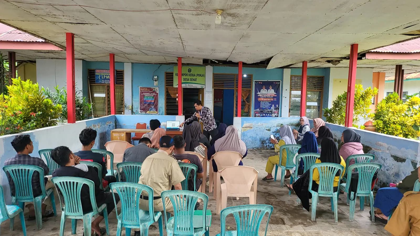 Pemaparan materi literasi digital bagi warga dan pelaku usaha Kelurahan Bajeng.
