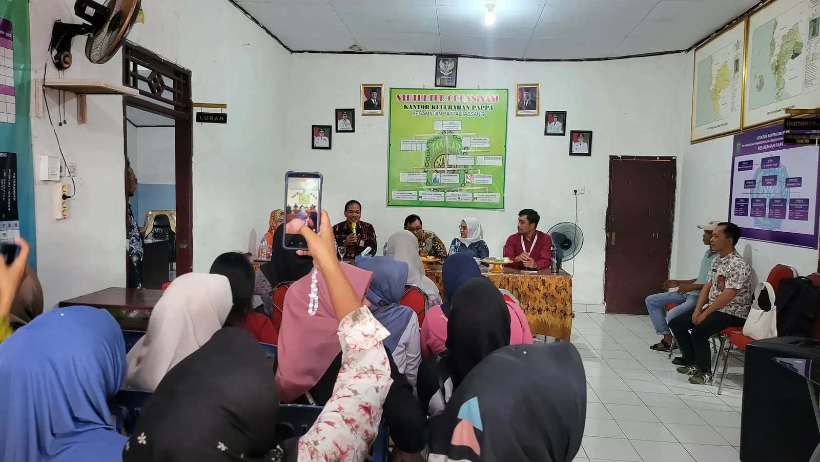 Peserta mengabadikan materi saat sosialisasi program di kantor kelurahan.