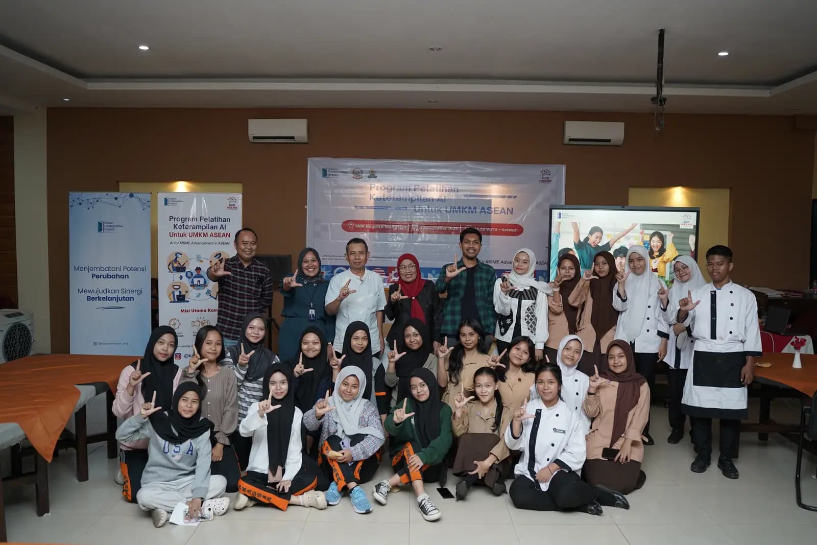 Pelatihan keterampilan AI untuk UMKM ASEAN bersama siswa dan wirausaha muda SMKN 8 Makassar.