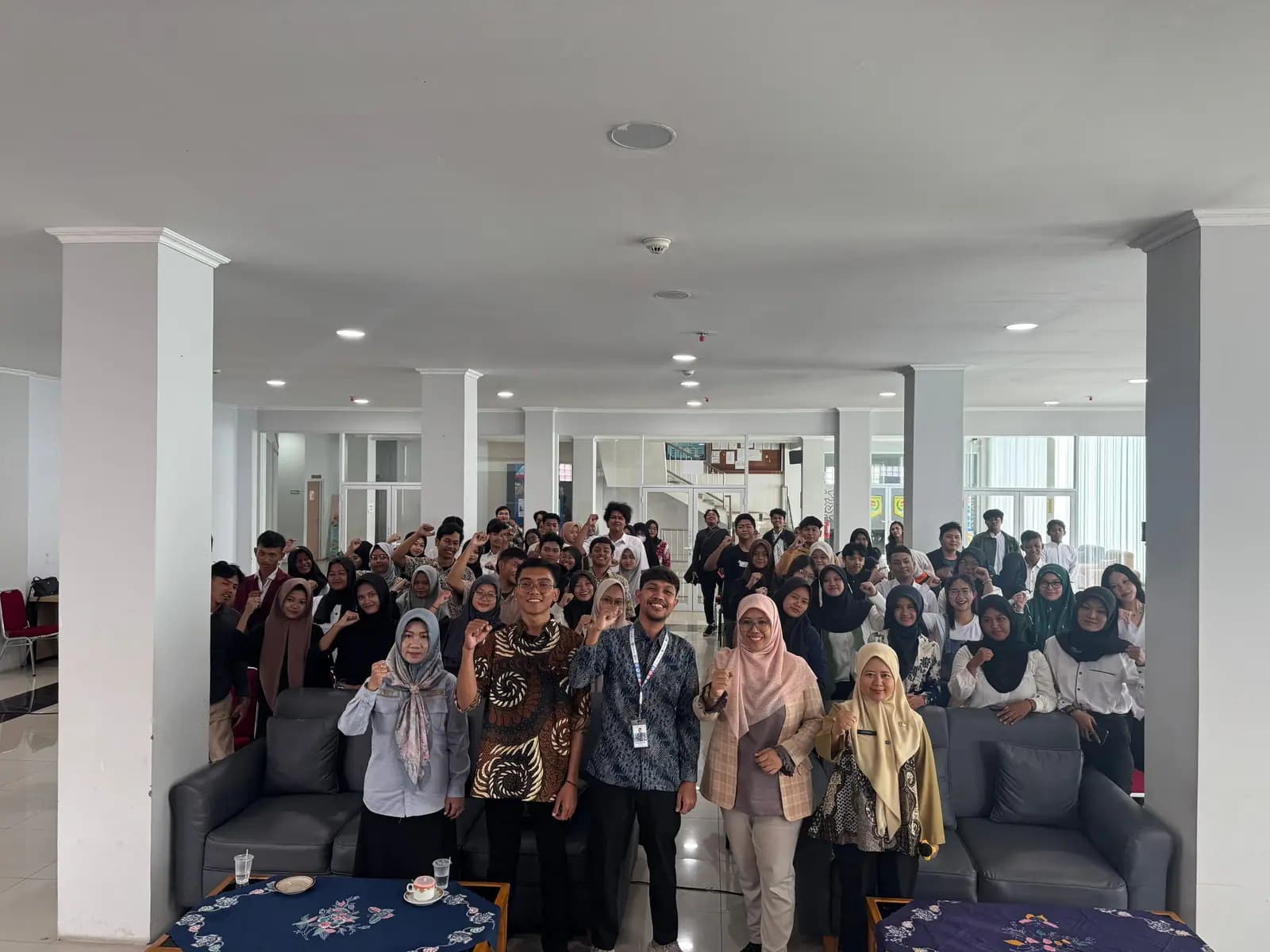 Sesi literasi AI bersama pelaku UMKM di Cirebon — jangkauan program lintas provinsi.